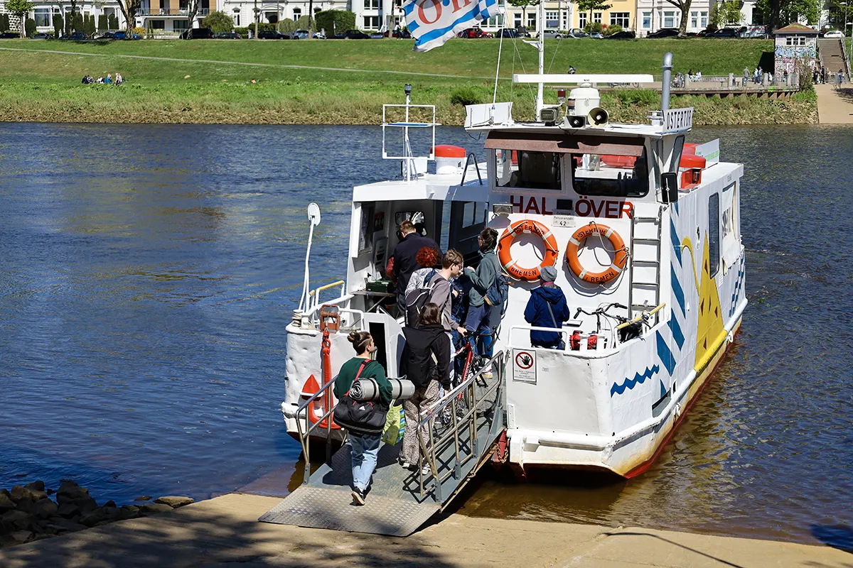 Sielwallfähre mit Fahrgästen an Bord
